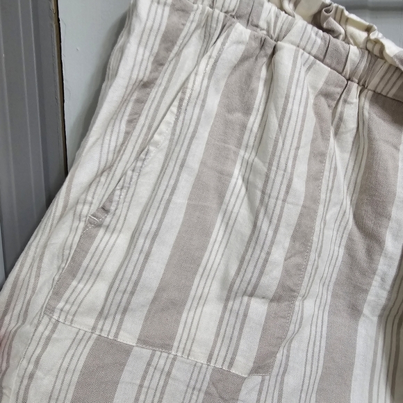 Torrid 5 Inch Pull-On Studio Luxe Ponte Mid-Rise Paperbag Waist Short - Picture 4 of 6